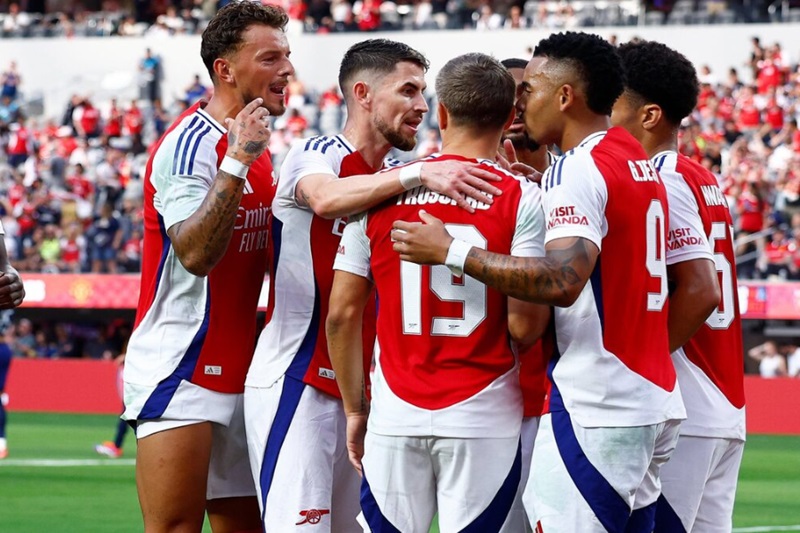 Arsenal lội ngược dòng trước MU.