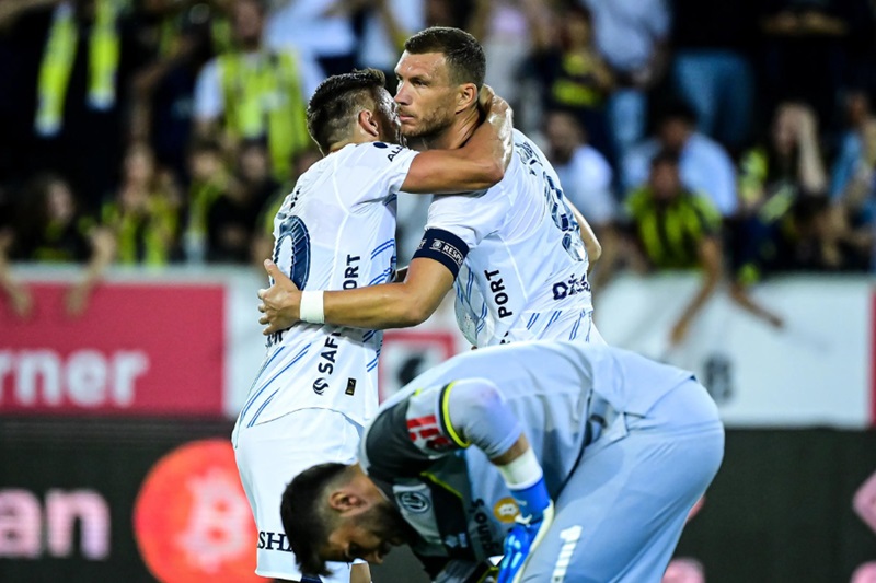 Edin Dzeko rực sáng giúp Fenerbahce chiến thắng.