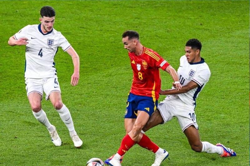 Ruiz từng chạm trán Declan Rice của Arsenal tại chung kết Euro 2024.